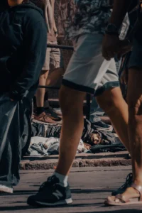 Legs of people on stone staircase in Porto, central foot in motion (Inimeste jalad kivitrepil Portos, liikumises keskne jalg)