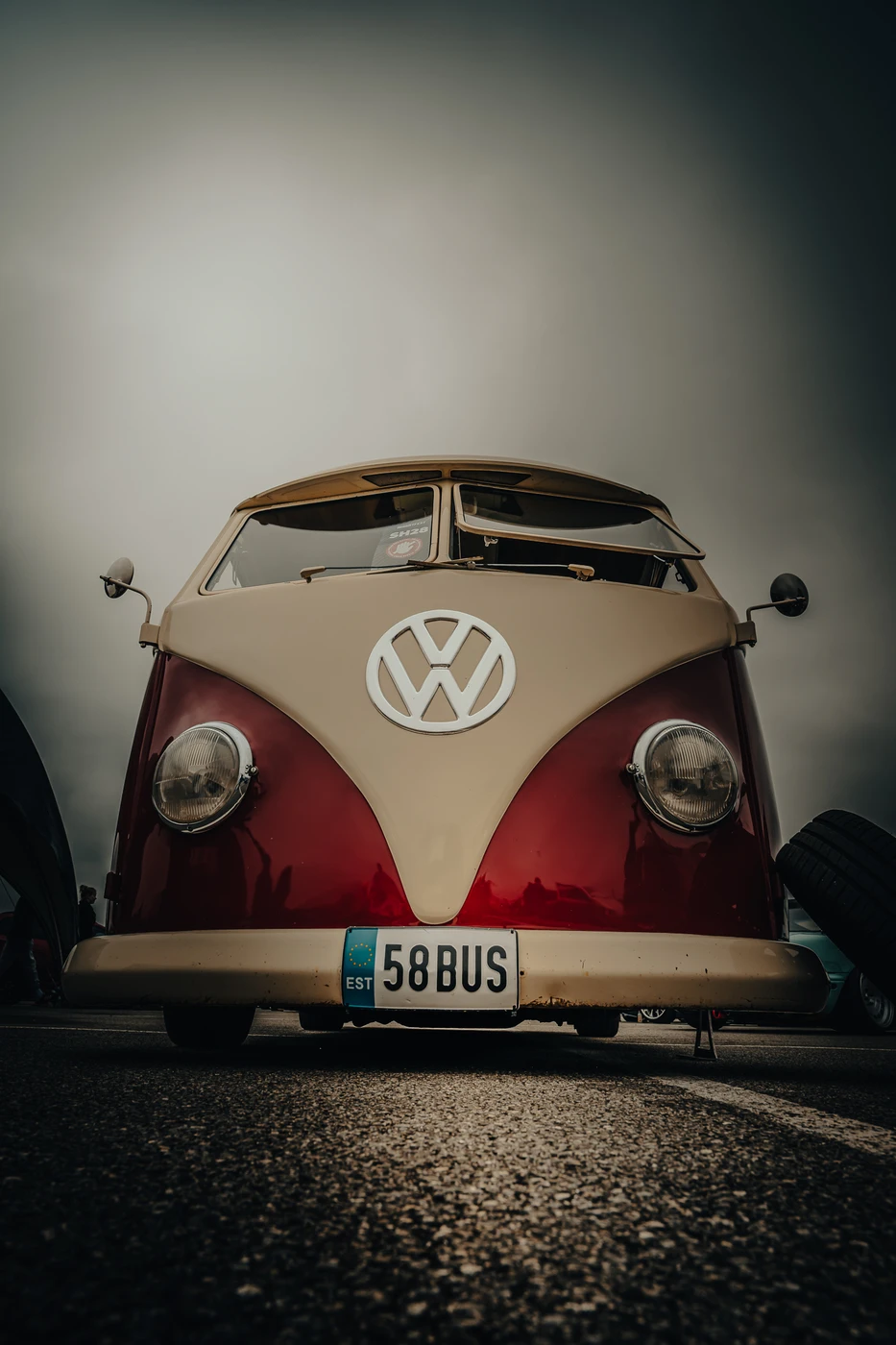 Classic VW Bus with license plate 58BUS at Augustfest 2025 (Autoportree, retrodetail rõhutatud)