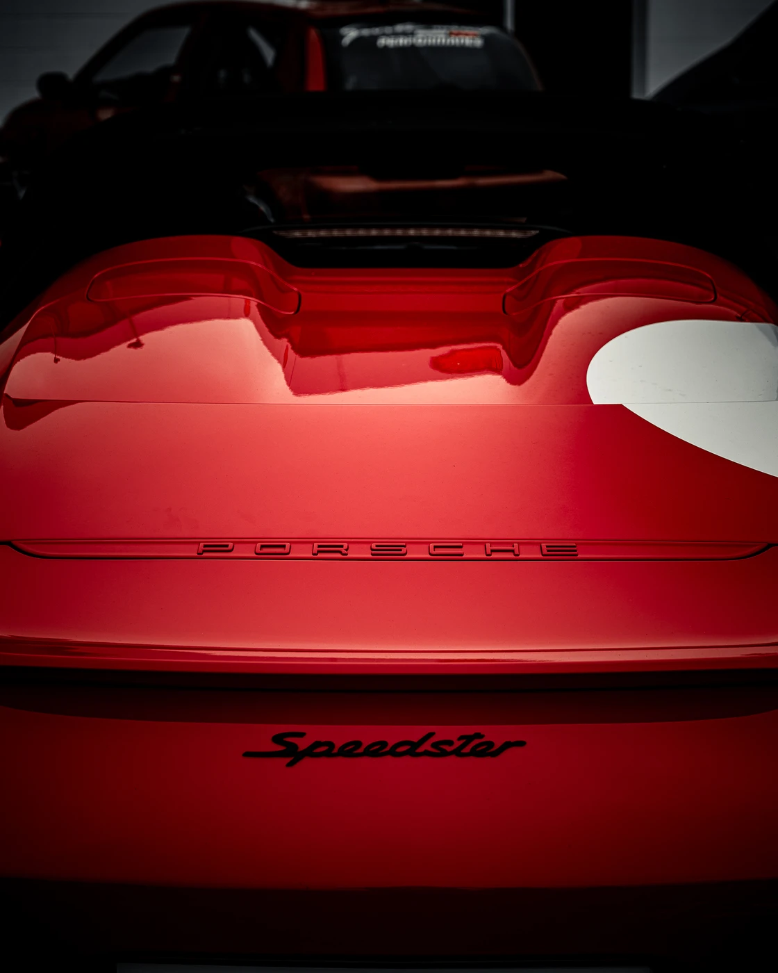 Glossy red Speedster car rear with reflective curves (Minimalistlik vorm ja valguse peegeldus) Porsche