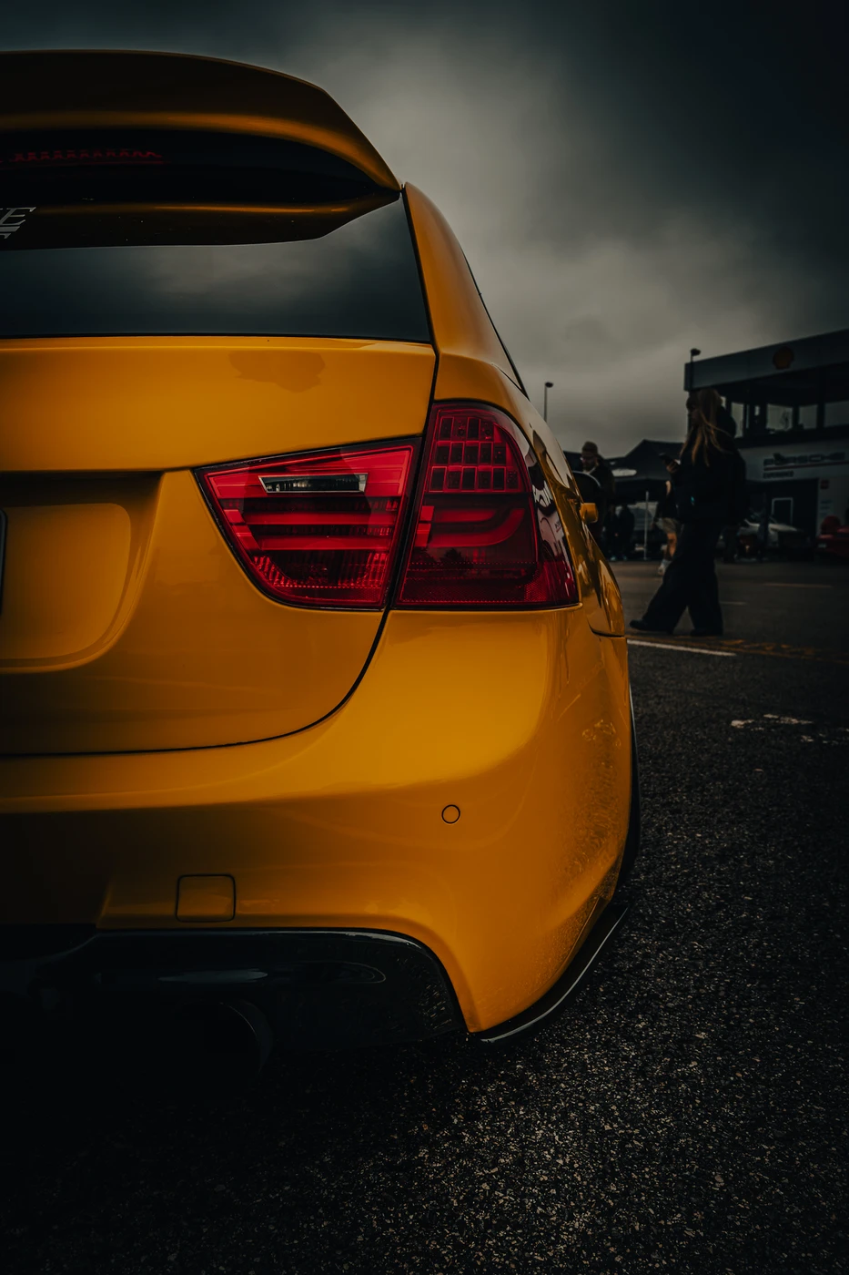 Close-up of yellow sports car rear lights at Augustfest 2025 (Kaasaegne kontrast klassikalistele autodele)